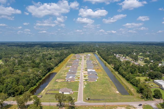 10427 Highland Lakes Dr, Denham Springs, LA 70726