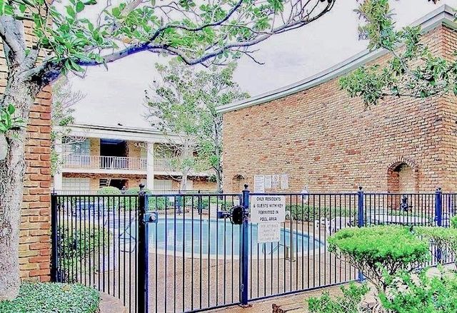 2121 Fountain View Drive 18, Houston, TX 77057