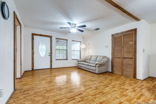 515 COUNTY ROAD 3821, San Antonio, TX 78253