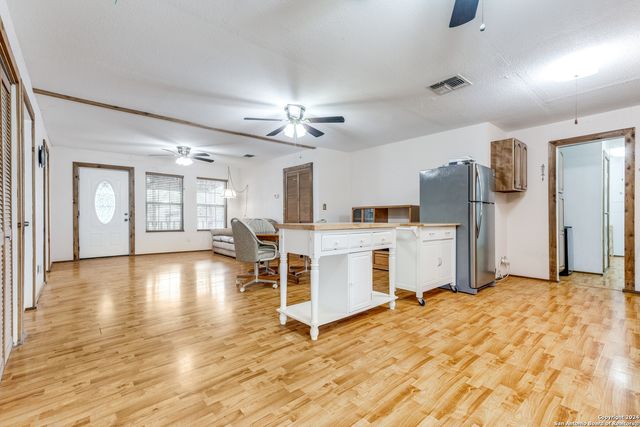 515 COUNTY ROAD 3821, San Antonio, TX 78253