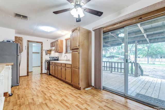 515 COUNTY ROAD 3821, San Antonio, TX 78253