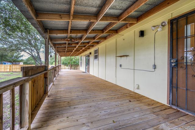 515 COUNTY ROAD 3821, San Antonio, TX 78253
