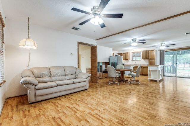 515 COUNTY ROAD 3821, San Antonio, TX 78253