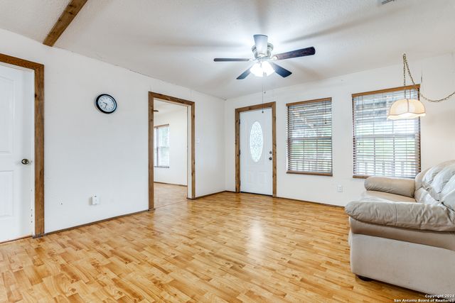 515 COUNTY ROAD 3821, San Antonio, TX 78253