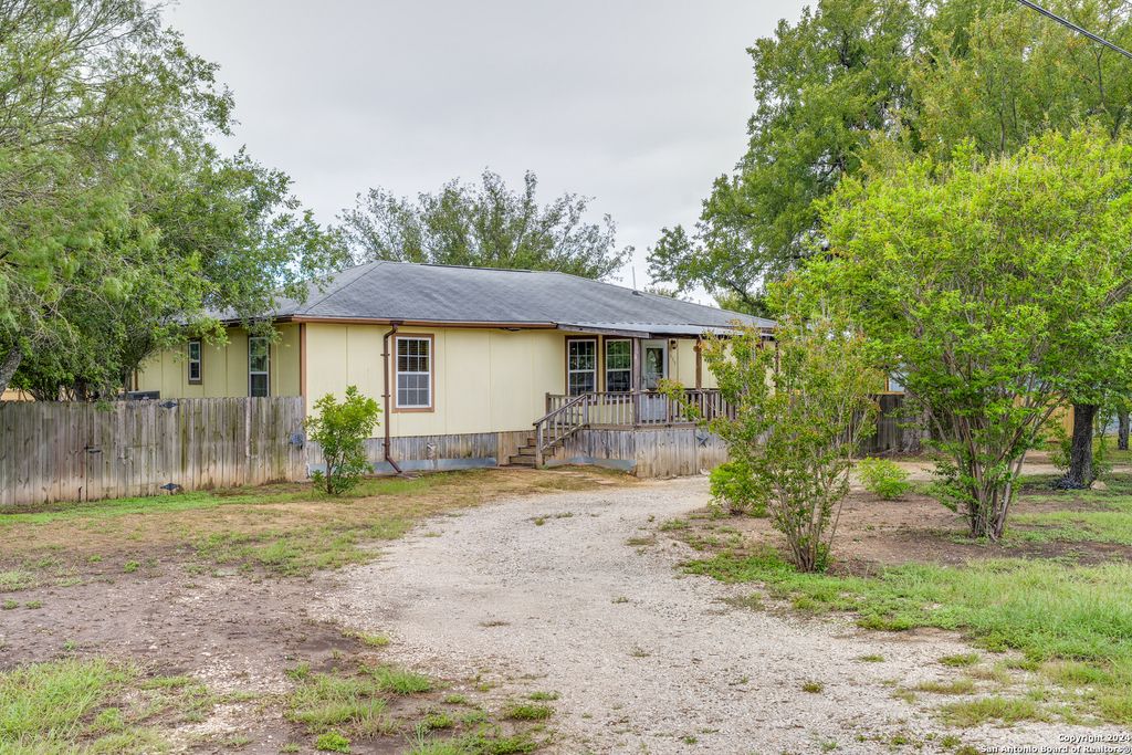 515 COUNTY ROAD 3821, San Antonio, TX 78253