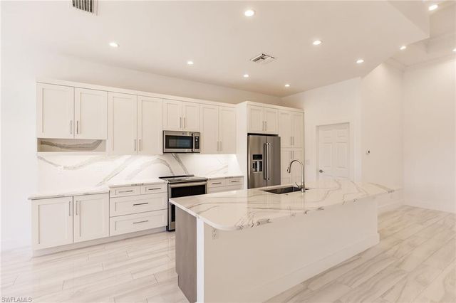 15950 Delasol LN, Naples, FL 34110