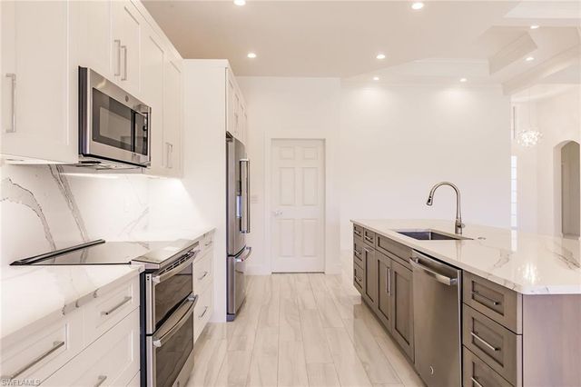 15950 Delasol LN, Naples, FL 34110