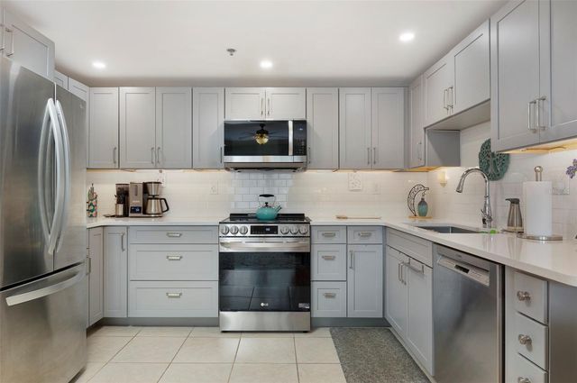 219 4TH AVENUE N 202, St Petersburg, FL 33701