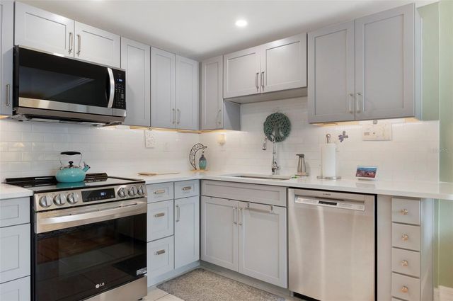 219 4TH AVENUE N 202, St Petersburg, FL 33701