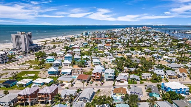 210 Fairweather LN, Fort Myers Beach, FL 33931