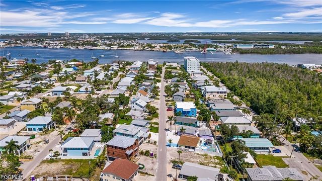 210 Fairweather LN, Fort Myers Beach, FL 33931