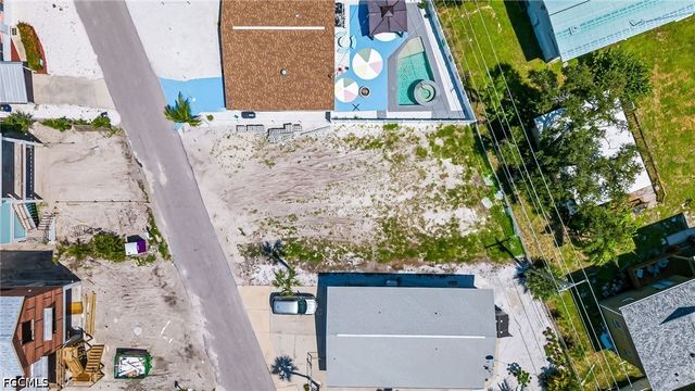 210 Fairweather LN, Fort Myers Beach, FL 33931