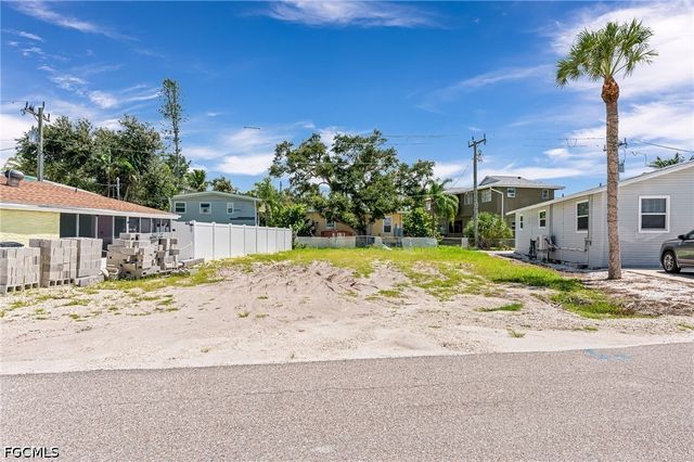 210 Fairweather LN, Fort Myers Beach, FL 33931