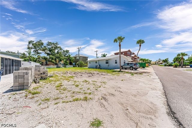 210 Fairweather LN, Fort Myers Beach, FL 33931
