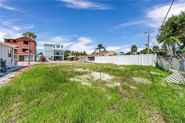 210 Fairweather LN, Fort Myers Beach, FL 33931