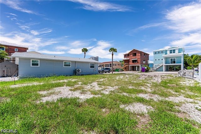 210 Fairweather LN, Fort Myers Beach, FL 33931