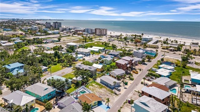 210 Fairweather LN, Fort Myers Beach, FL 33931