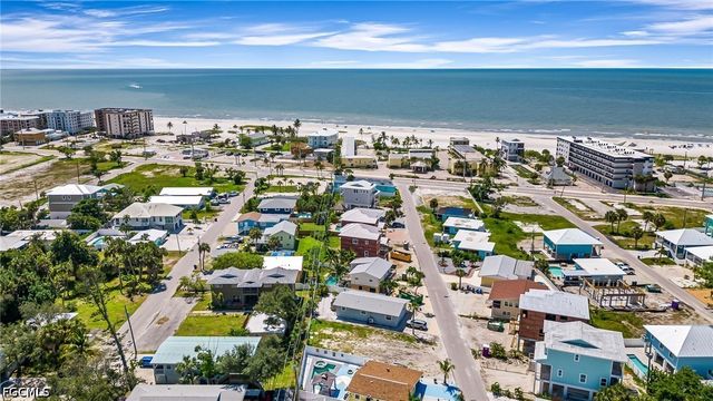 210 Fairweather LN, Fort Myers Beach, FL 33931