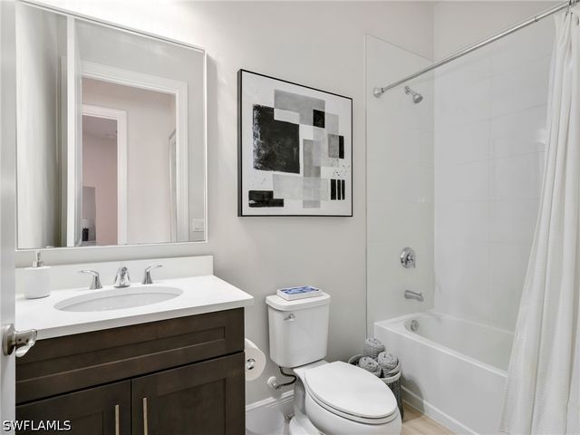 9040 Saint Lucia DR, Naples, FL 34114