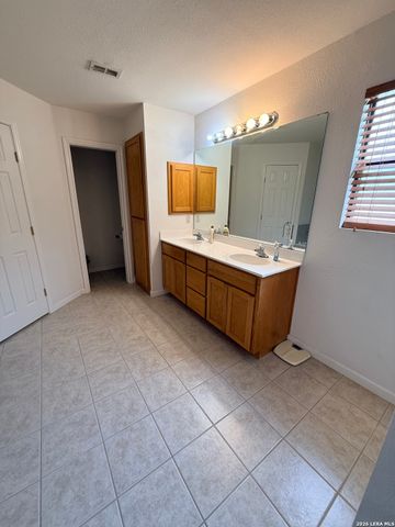 1520 LAKESIDE DR, Lakehills, TX 78063