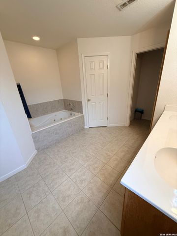 1520 LAKESIDE DR, Lakehills, TX 78063