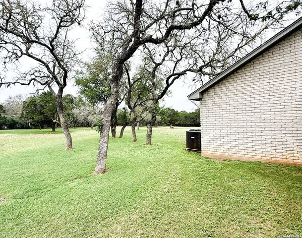 1520 LAKESIDE DR, Lakehills, TX 78063