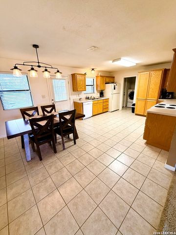 1520 LAKESIDE DR, Lakehills, TX 78063