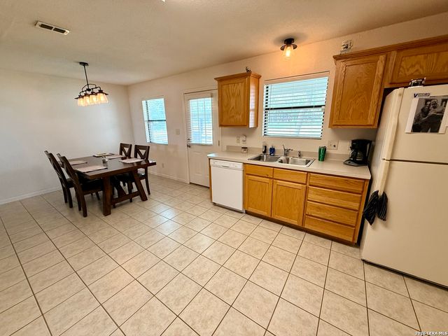 1520 LAKESIDE DR, Lakehills, TX 78063