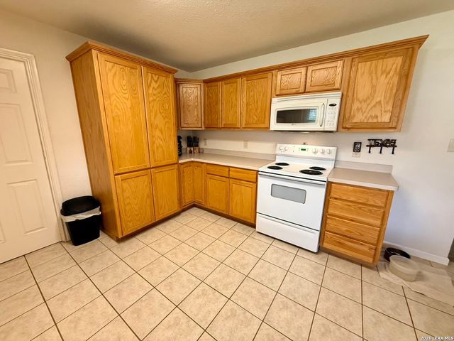 1520 LAKESIDE DR, Lakehills, TX 78063