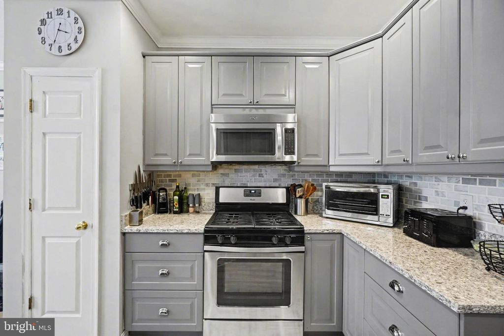 Image 11 of property listing at 598 HOPKINS LANDING DR #598, Essex, MD 21221