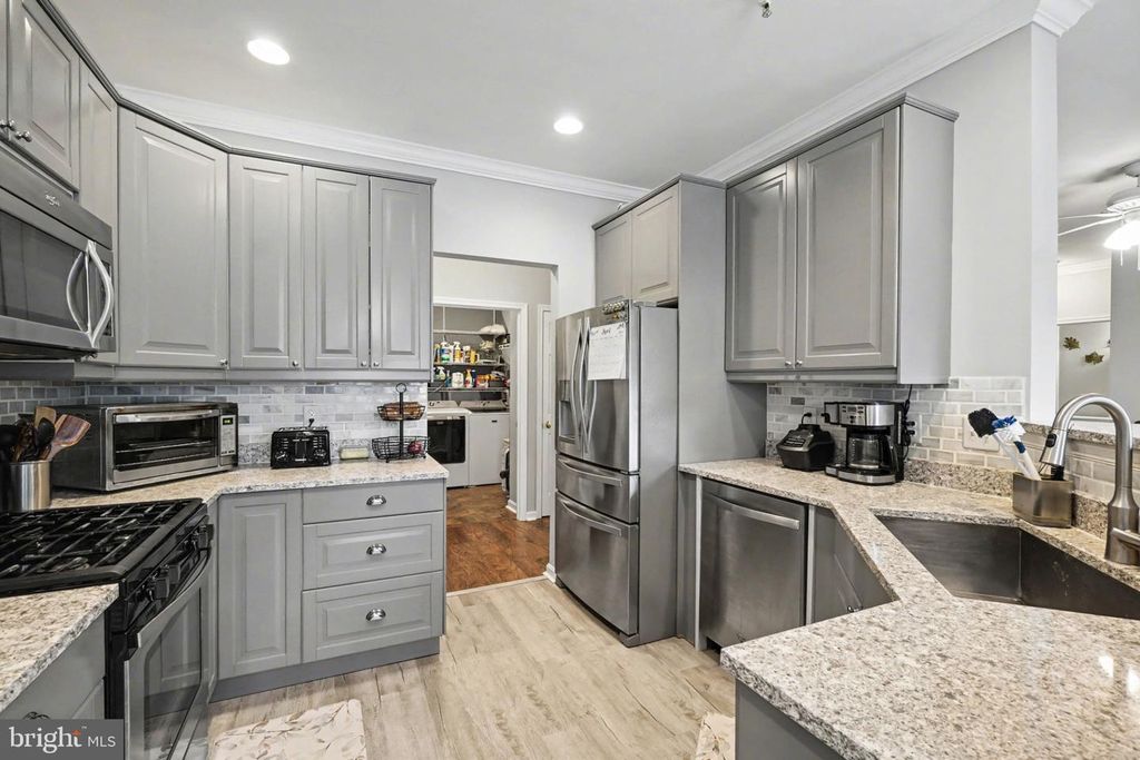 Image 13 of property listing at 598 HOPKINS LANDING DR #598, Essex, MD 21221