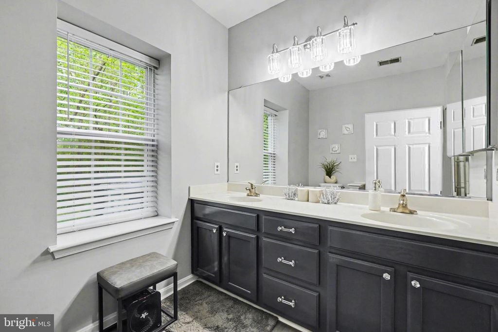 Image 20 of property listing at 598 HOPKINS LANDING DR #598, Essex, MD 21221