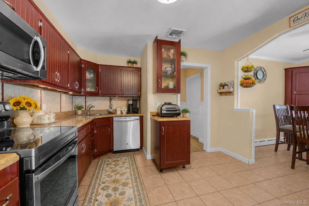 3 Carlson Court, Kings Park, NY 11754 — photo 5