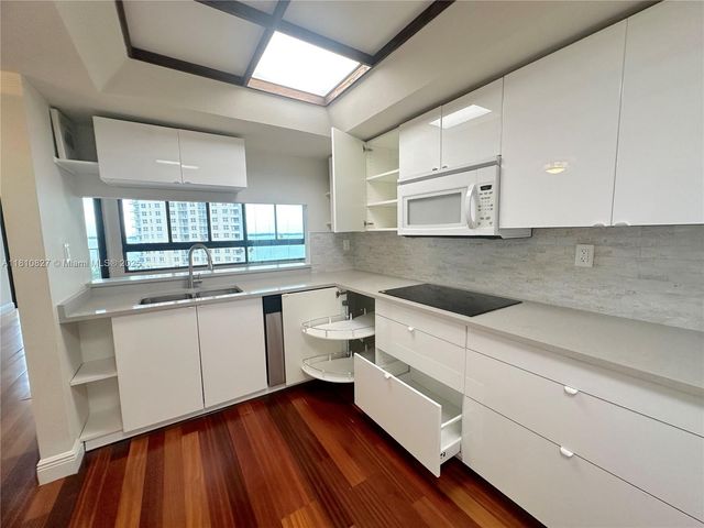 520 Brickell Key Dr A811, Miami, FL 33131