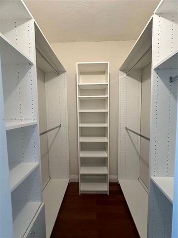 520 Brickell Key Dr A811, Miami, FL 33131