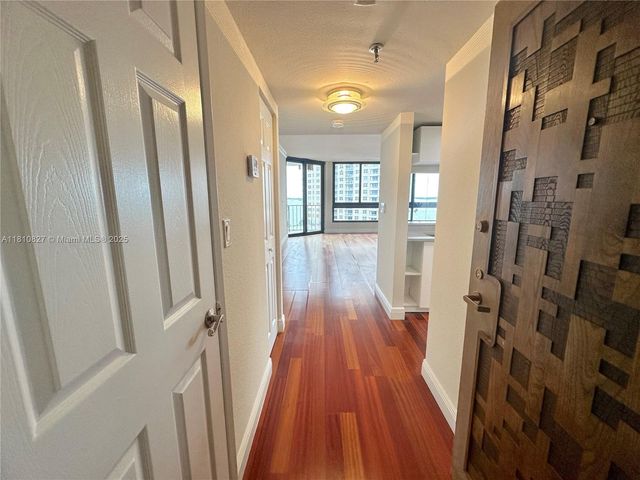 520 Brickell Key Dr A811, Miami, FL 33131