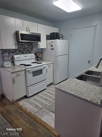 230 Mission Newport Lane 203, Las Vegas, NV 89107