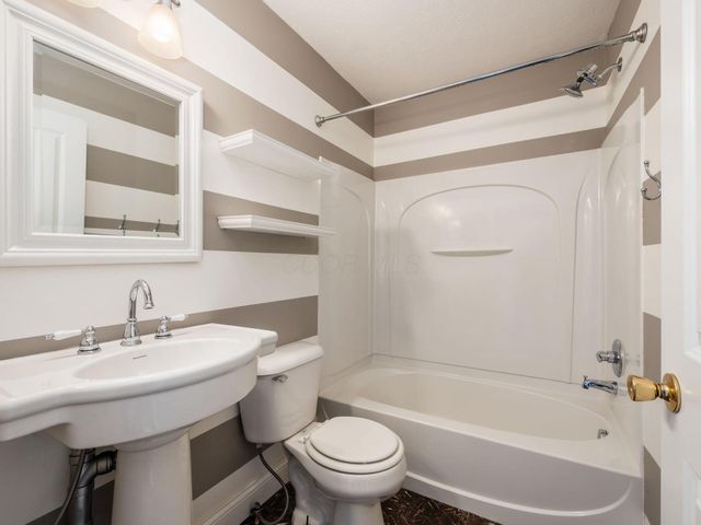 1024 Hartford Village Boulevard, Columbus, OH 43228