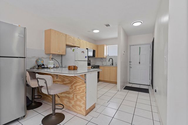 700 SE 9th Court 206, Hialeah, FL 33010