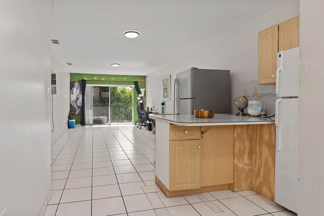 700 SE 9th Court 206, Hialeah, FL 33010