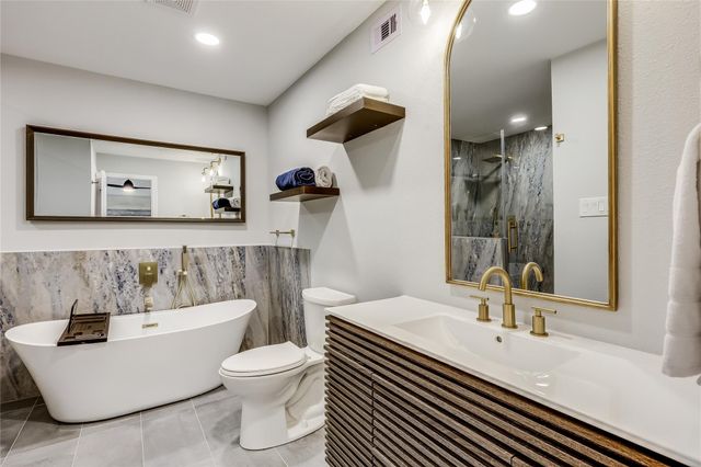 125 Comanche PT, Point Venture, TX 78645