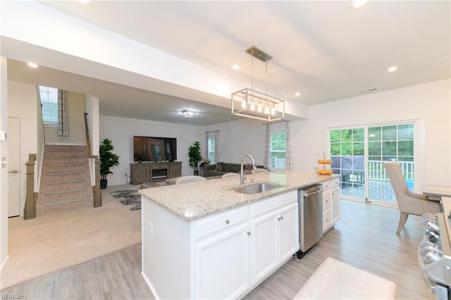 112 Silverlake RN, Yorktown, VA 23690