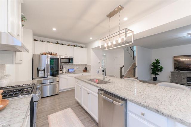 112 Silverlake RN, Yorktown, VA 23690