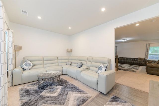 112 Silverlake RN, Yorktown, VA 23690