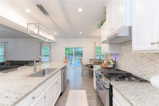 112 Silverlake RN, Yorktown, VA 23690