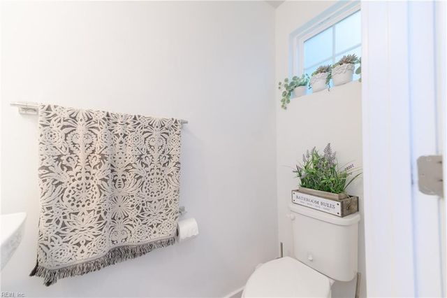 112 Silverlake RN, Yorktown, VA 23690