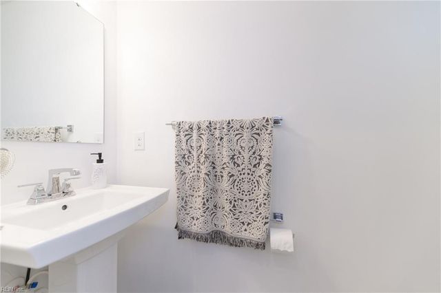 112 Silverlake RN, Yorktown, VA 23690