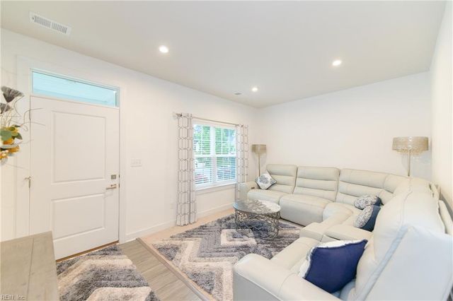 112 Silverlake RN, Yorktown, VA 23690