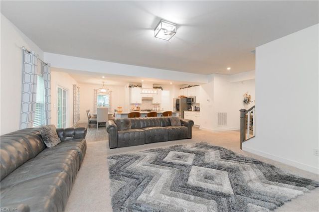 112 Silverlake RN, Yorktown, VA 23690