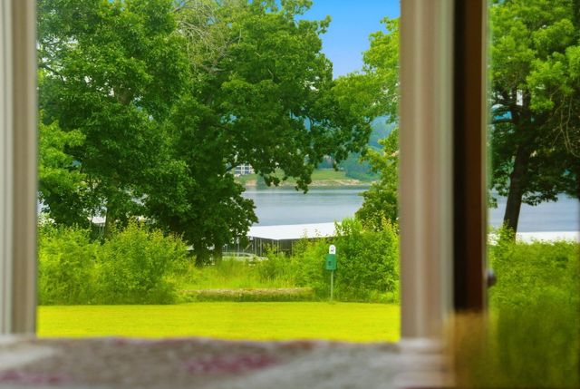 1201 Paradise Landing Road, Kimberling City, MO 65686